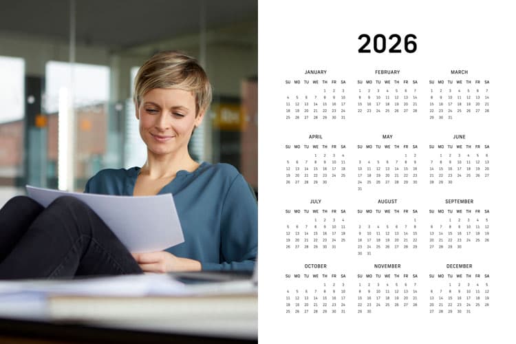 Eine Frau, die Unterlagen ansieht, daneben ein Kalender des Jahres 2026