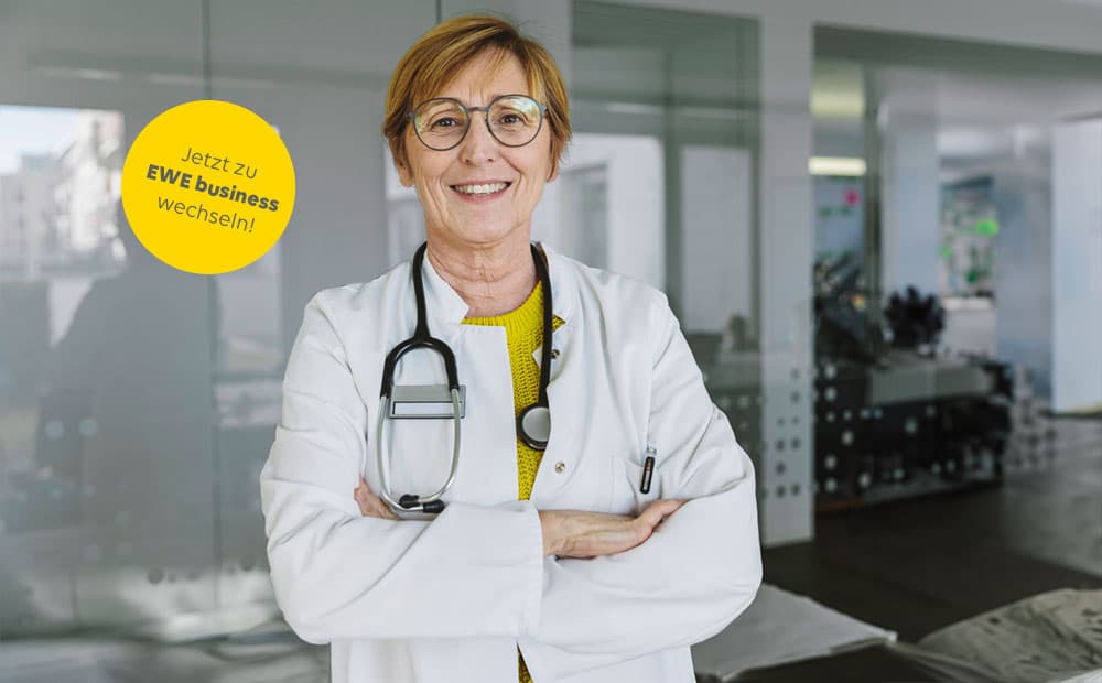 Eine Medizinerin im weißen Kittel in einem Gebäude