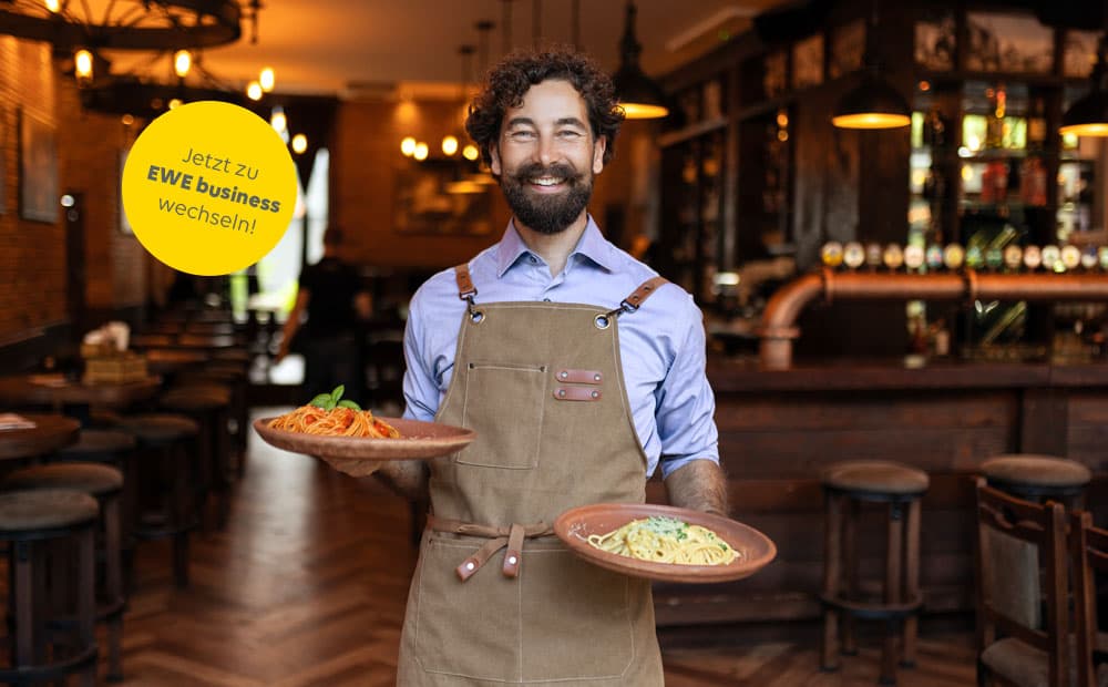 Ein Restaurantmitarbeiter mit Pastatellern