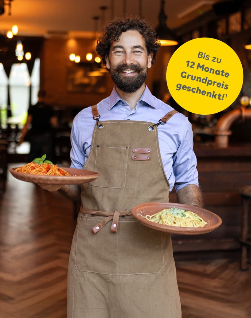 Ein Restaurantmitarbeiter mit Pastatellern