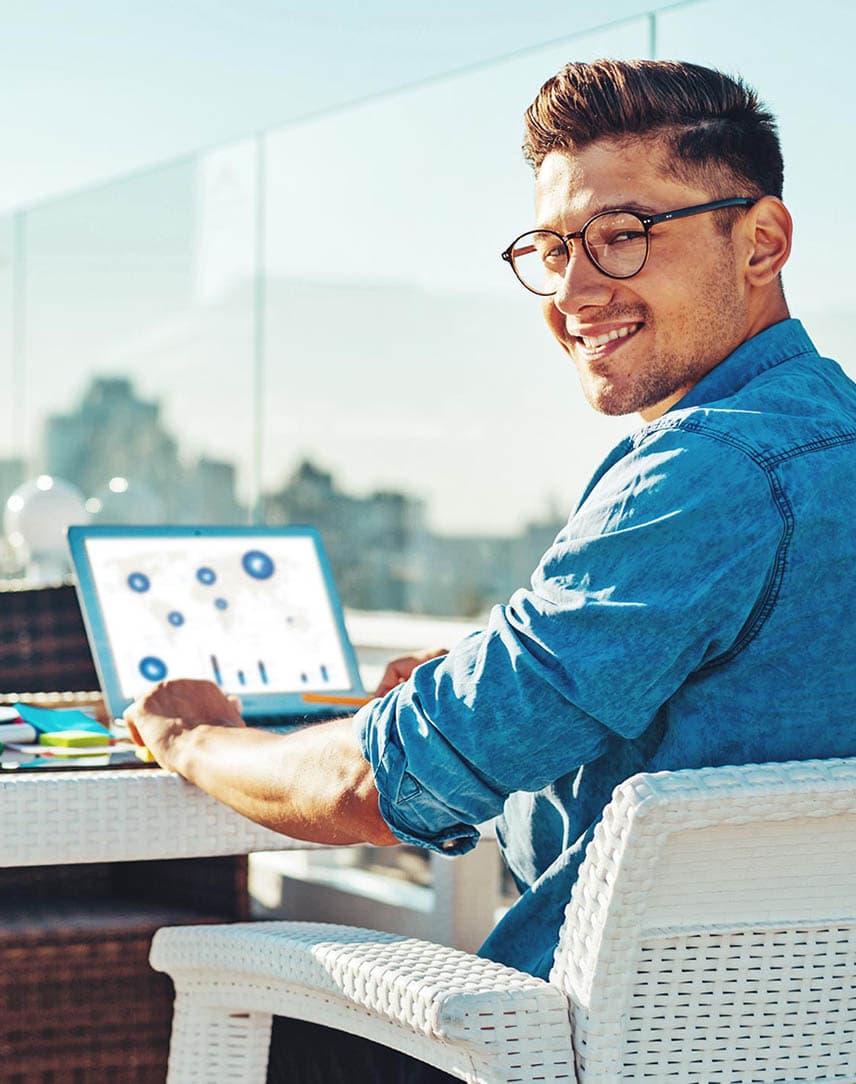Eine Frau und ein Mann in Business-Kleidung besprechen etwas bei einer Veranstaltung an einem Stehtisch.
