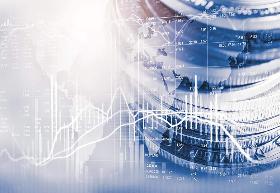 Aktienkurse, Weltkarte und Münzen in einer blau-weißen Collage