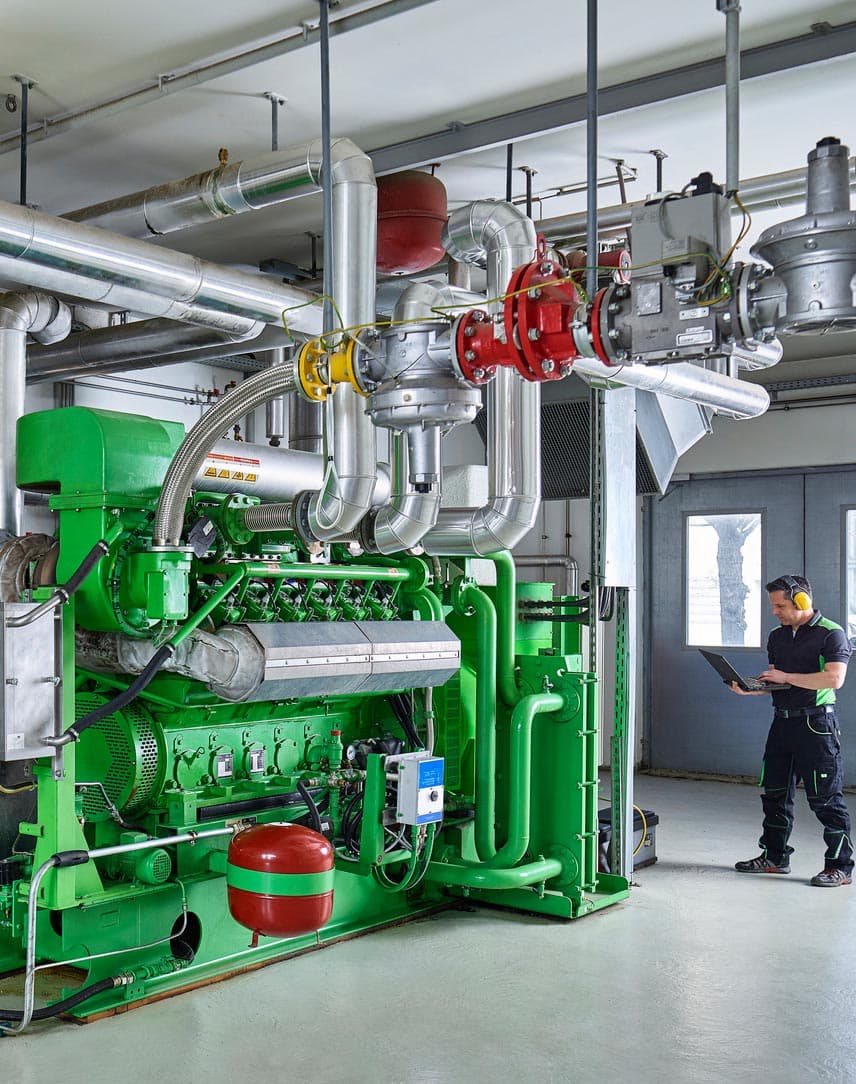 Eine KWK-Anlage, daneben ein Techniker