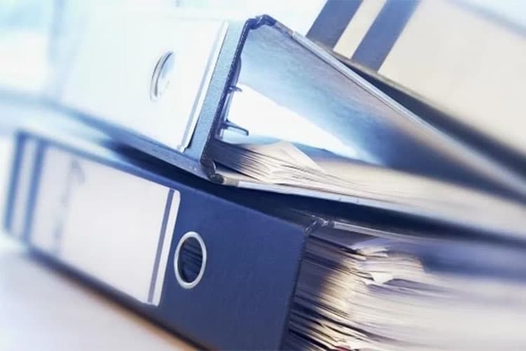 Blaue Ordner, die übereinander liegen