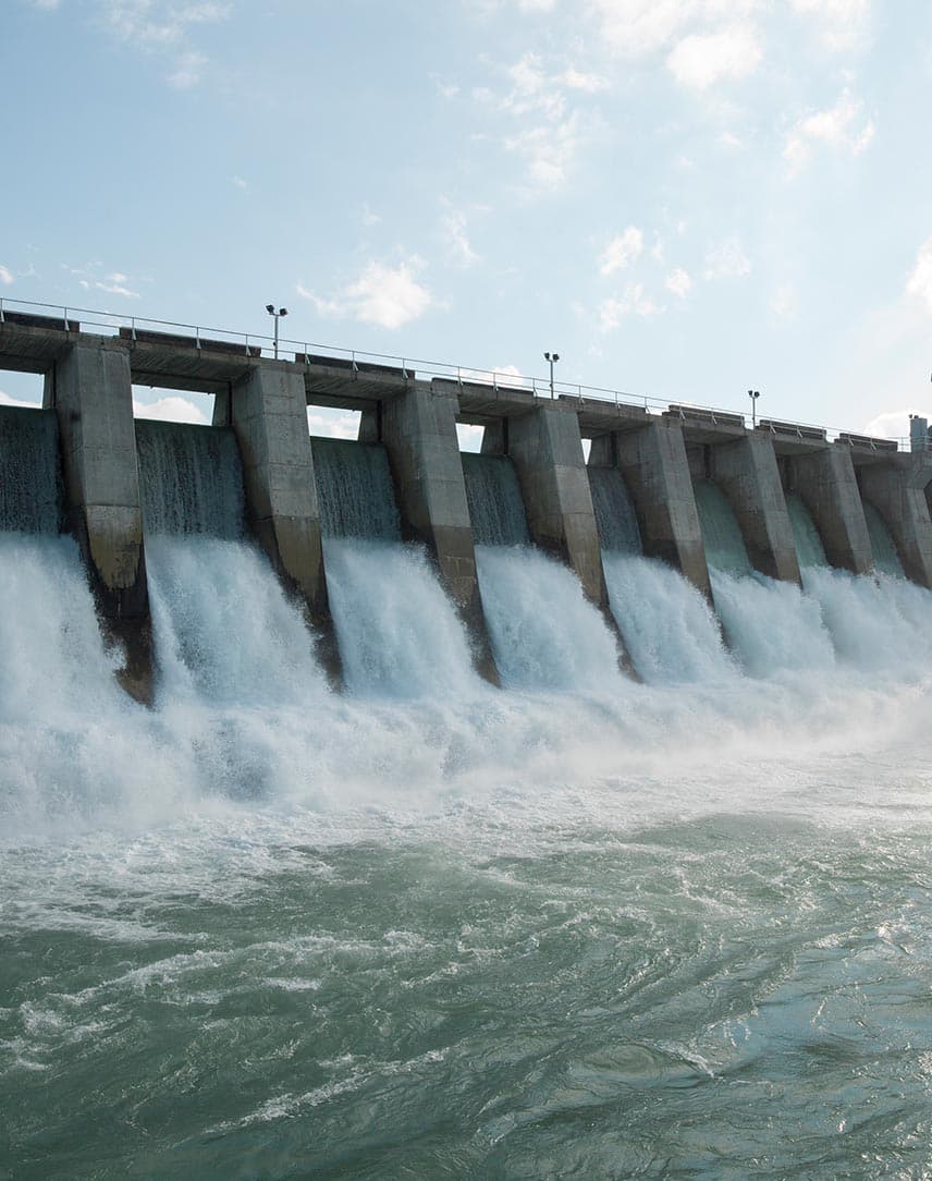Eine Wasserkraftanlage bei Sonnenschein
