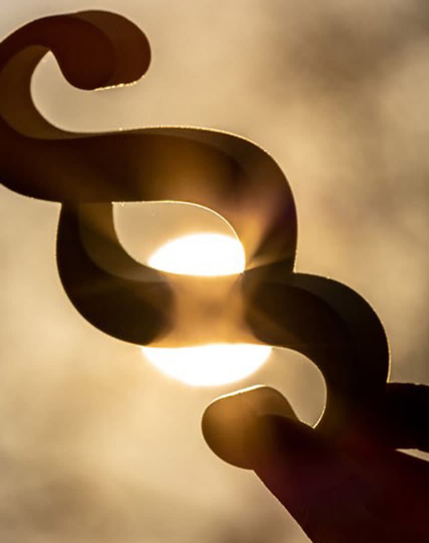 Ein Paragraphenzeichen- vor verschwommenem Hintergrund mit Sonne