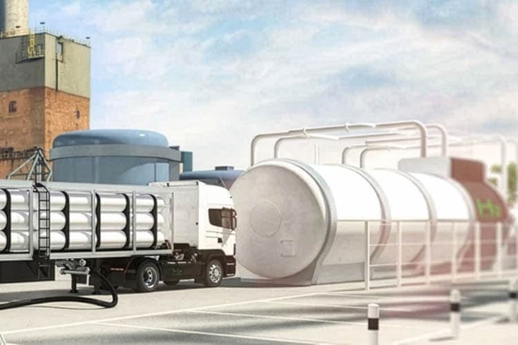 Ein moderner LKW, der auf einem Betriebsgelände mit Wasserstoff betankt wird