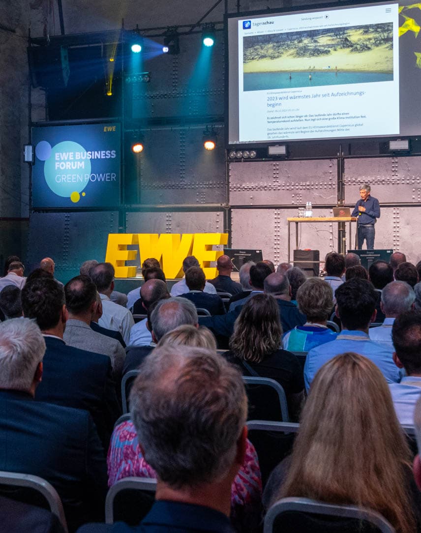 Ranga Yogeshwar spricht vor einem Publikum auf dem EWE business Forum Green Power.