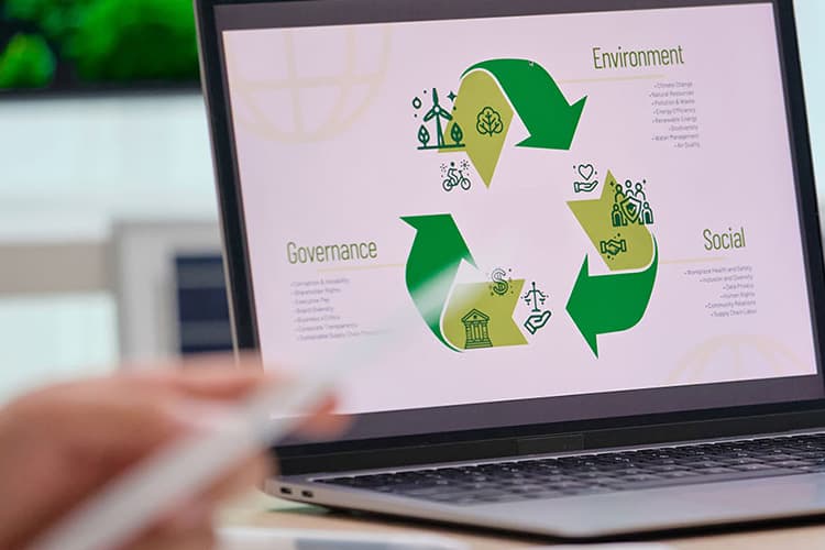 Laptopbildschirm mit einer Grafik zu den Themen Umwelt, Soziales und Unternehmensführung in Form eines grünen Recycling-Symbols