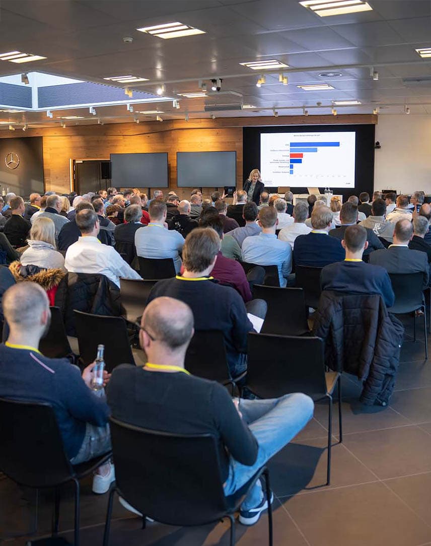 Der Publikum beim Cyber Forum 2023, im Hintergrund die Präsentation