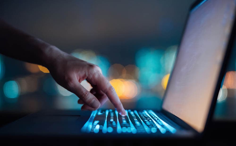 Eine Hand auf einer Tastatur