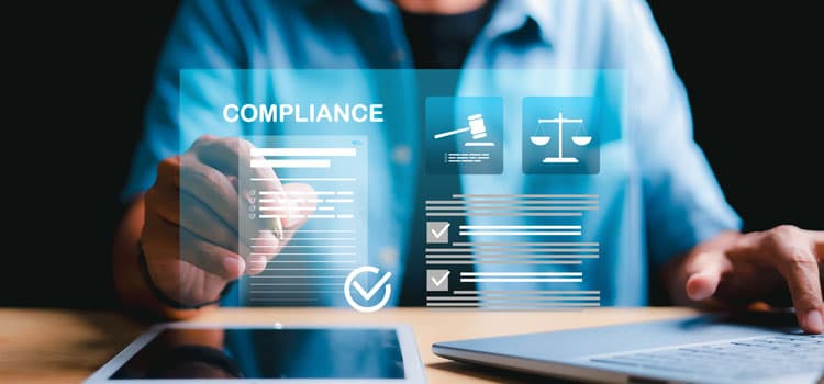 Eine Person arbeitet an einer Compliance-Übersicht.