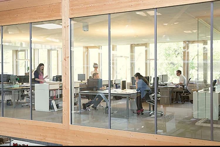 Menschen in einem Großraumbüro