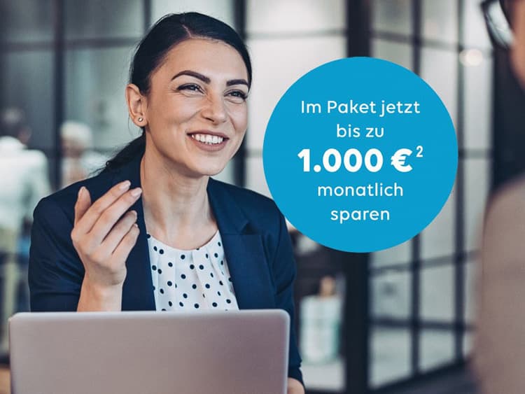 Lächelnde Frau vor dem Laptop im Gespräch, darauf ein Text: Im Paket jetzt bis zu 1.000 monatlich sparen
