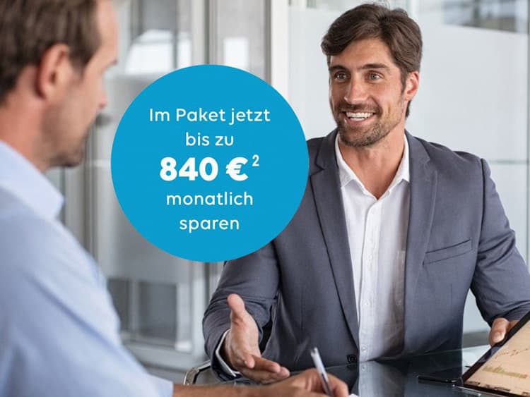 Mann mit Tablet in der Hand im Gespräch, darauf ein Text: Im Paket jetzt bis zu 840 € monatlich sparen
