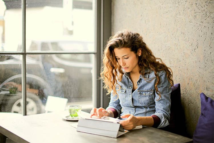 Frau im Café am Tablet