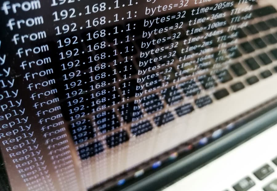 Ein Laptop, darüber Code