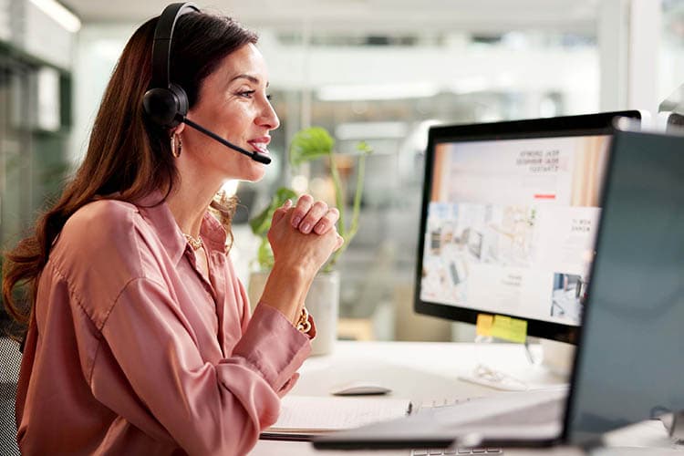 Eine Service-Mitarbeiterin vor einem Arbeitsrechner