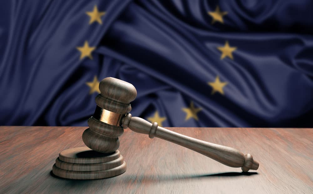 Bildkomposition: Europaflagge und Richter-Hammer