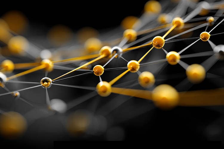 Ein stilisiertes Netz mit Knotenpunkten in goldenen und silbernen Farben vor dunklem Hintergrund