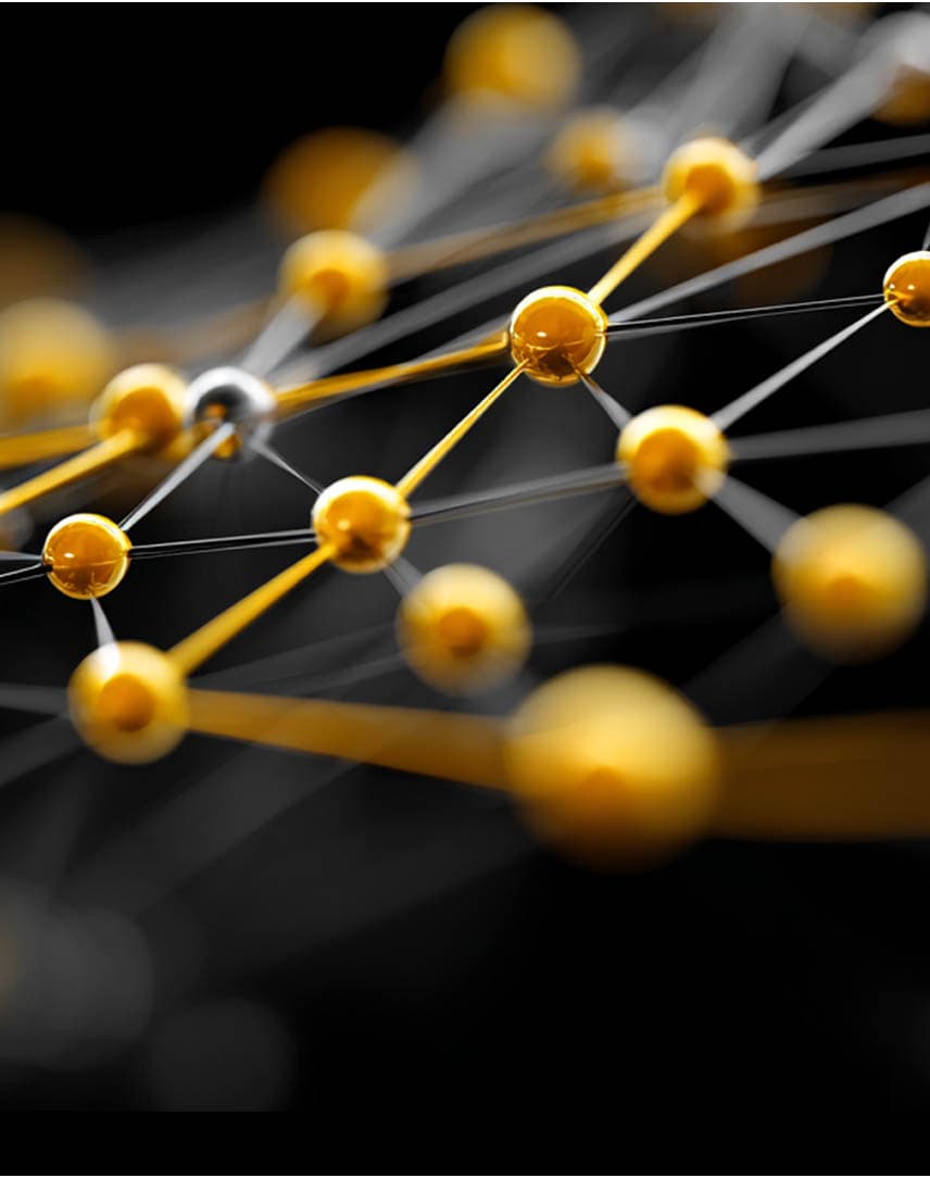 Ein stilisiertes Netz mit Knotenpunkten in goldenen und silbernen Farben vor dunklem Hintergrund