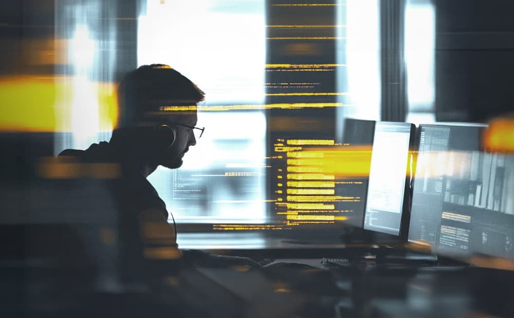 Mann mi Headset am Laptop