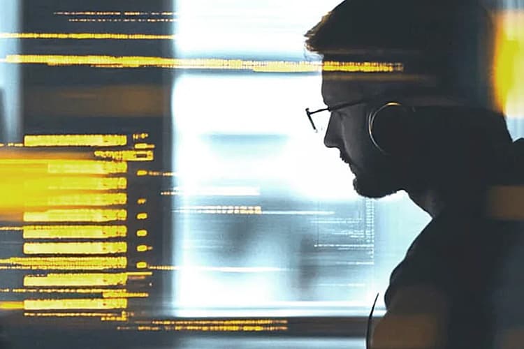 Mann mi Headset am Laptop