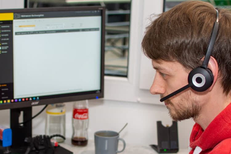 Ein IT-Mitarbeiter beim AHD Jesteburg vor dem Computer