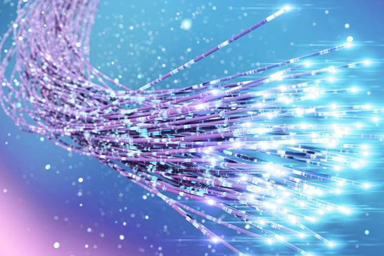 Violette Glasfaser vor hellblauem Hintergrund