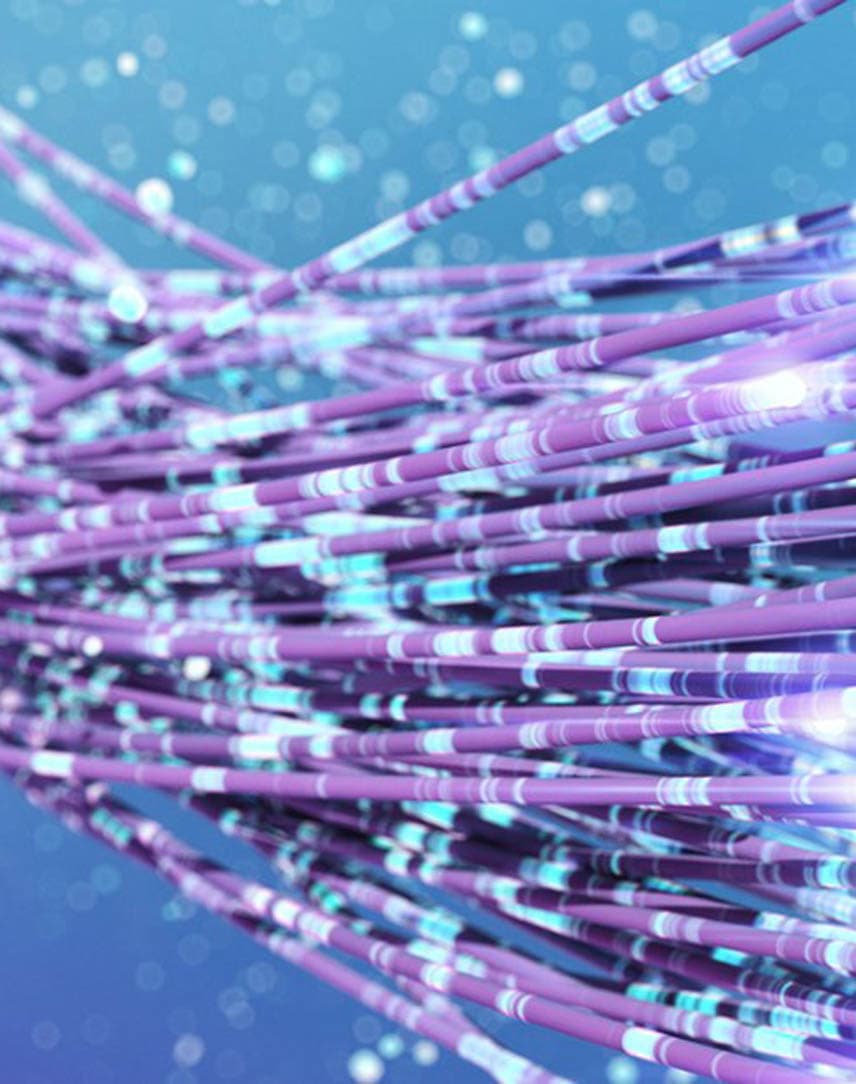 Violette Glasfaser vor hellblauem Hintergrund