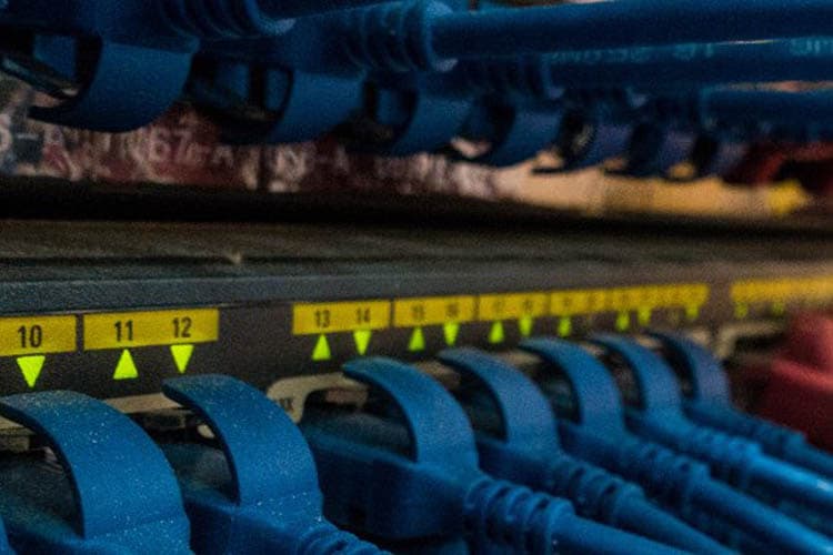 Blaue Kabel an einem Server