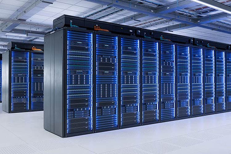 Ein hell erleuchtetes Rechenzentrum mit blau beleuchteten Serverschränken