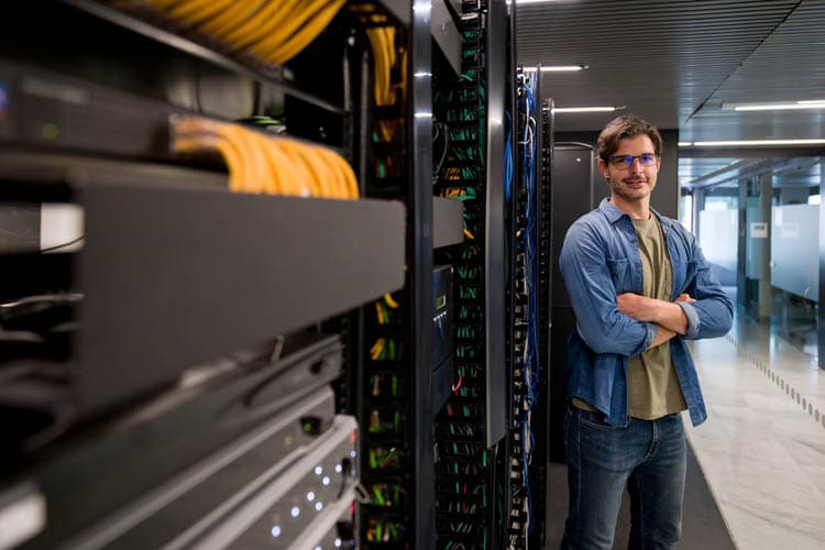 Ein Techniker in einem Serverraum