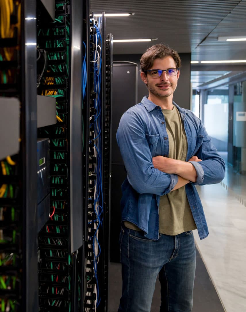 Ein Techniker in einem Serverraum