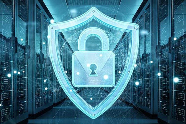 Ein Rechenzentrum mit einem stilisierten Schutzschild davor, in dem ein Schloss zu sehen ist.