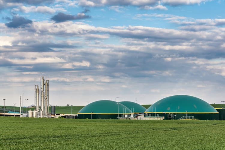 Eine Biogasanlage mit Abendhimmel