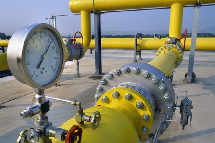 Gelbe Erdgasleitungen und ein Manometer