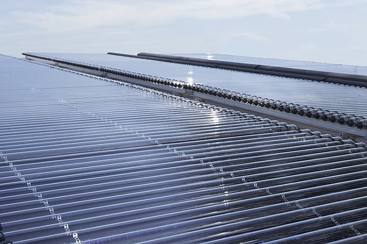 Solarthermieanlagen auf einem Dach, im Hintergrund der Himmel