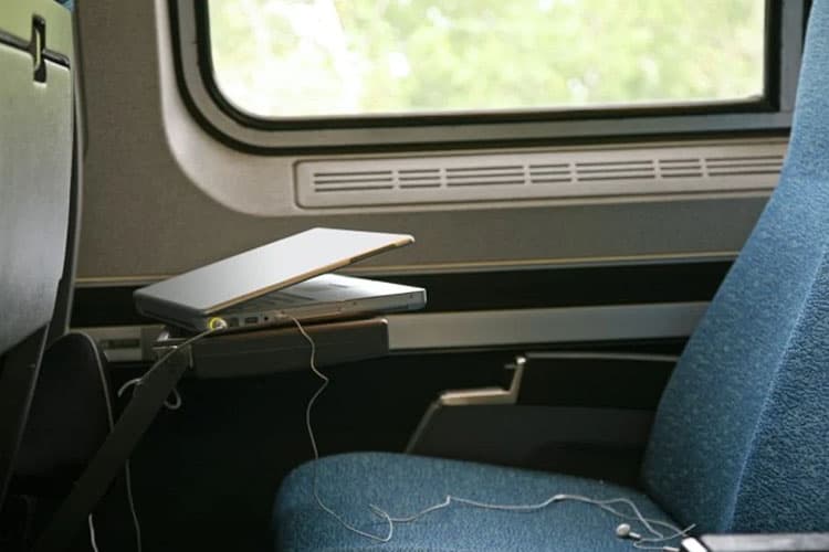 Ein unbewachtes Laptop auf einem Zugsitz