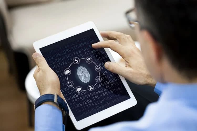 Ein Mann entriegelt sein Tablet per Fingerprint