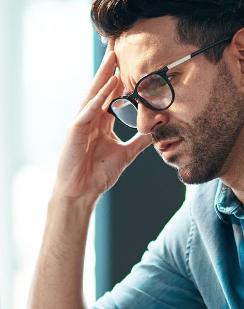 Ein Mann schlägt vor dem Rechner die Hände über dem Kopf zusammen