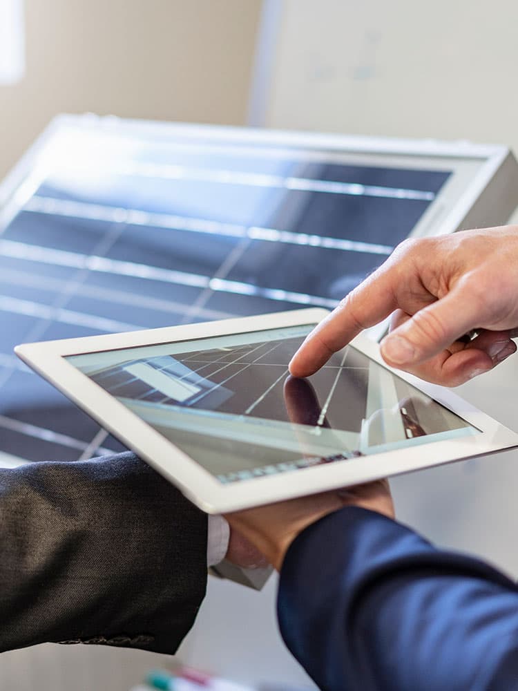 Zwei Männer mit PV-Modul und Tablet
