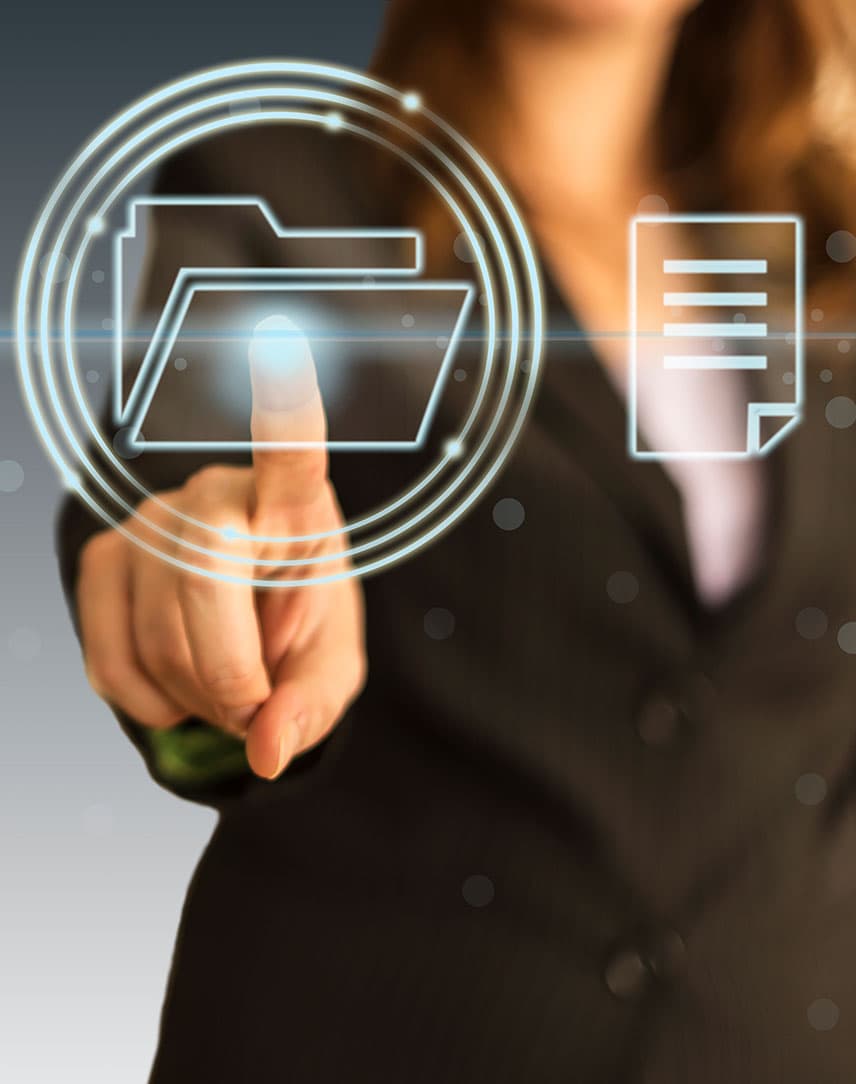 Eine Frau drückt mit dem Finger die Dateitaste auf einem Touchscreen