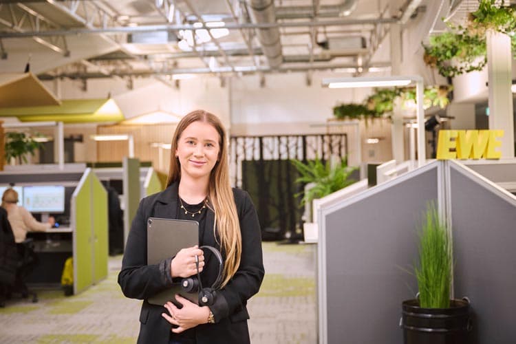 Eine Servicemitarbeiterin von EWE mit Unterlagen in einem Büro