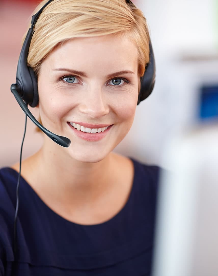 Porträt einer jungen Geschäftsfrau mit einem Headset auf dem Kopf.