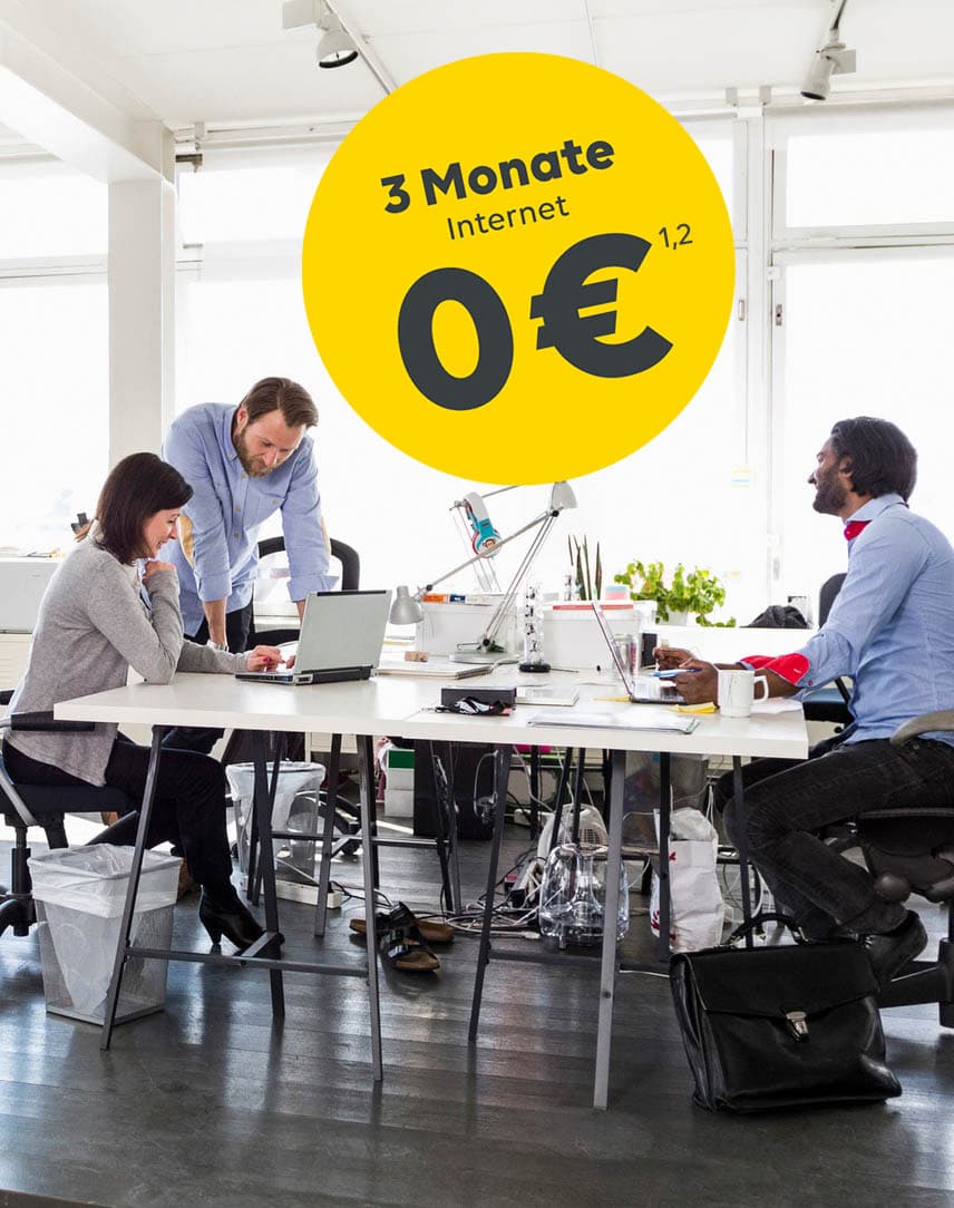 Personen, die an mehreren Tischen in einem Büro arbeiten, darüber ein Störer mit dem Text: 3 Monate Internet 0 €