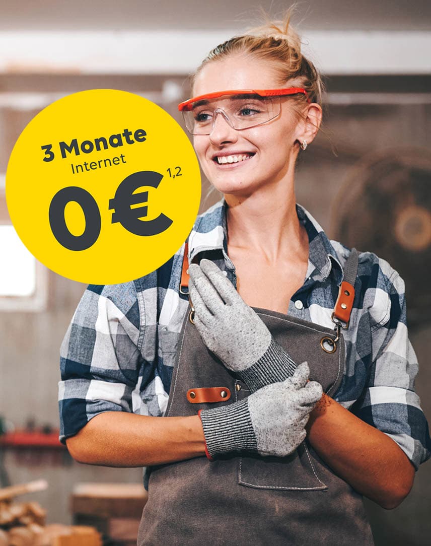 Eine Handwerkerin in einer Werkstatt, darüber ein Störer mit dem Text: 3 Monate Internet 0 €