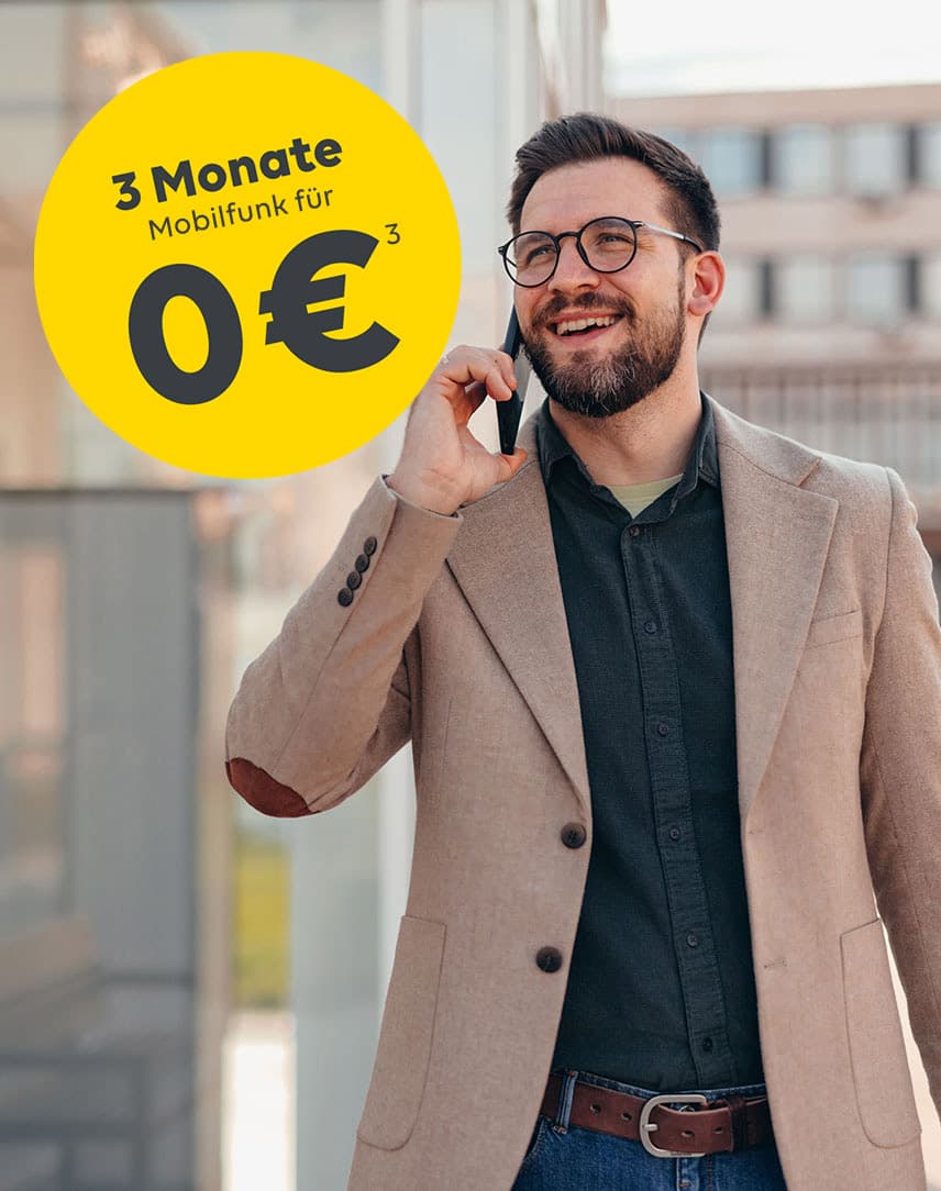Ein Mann, der vor einem Gebäude telefoiert, darüber ein Störer mit dem Text: 3 Monate Mobilfunk 0 €