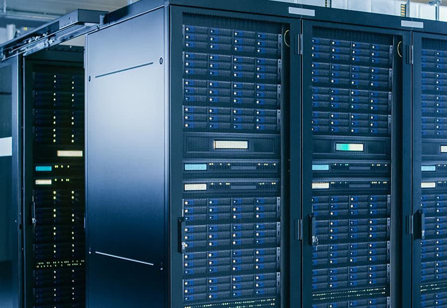 Rechenzentrum mit großen Servern