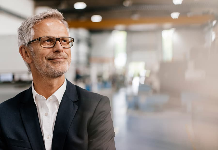 Ein zufrieden guckender Mann in einem Büro